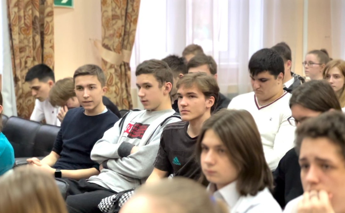 школьники на егэ. школа 716 москва. егэ школьники преподавание. новый формат егэ. ограничения для школьников в москве.